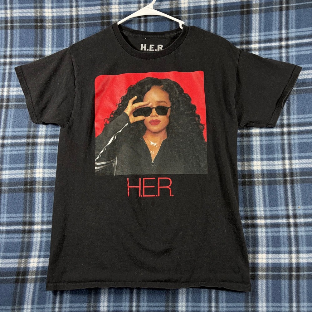 H.E.R. Artist Graphic T-Shirt Black Red Official Concert Merch Size M Cotton
